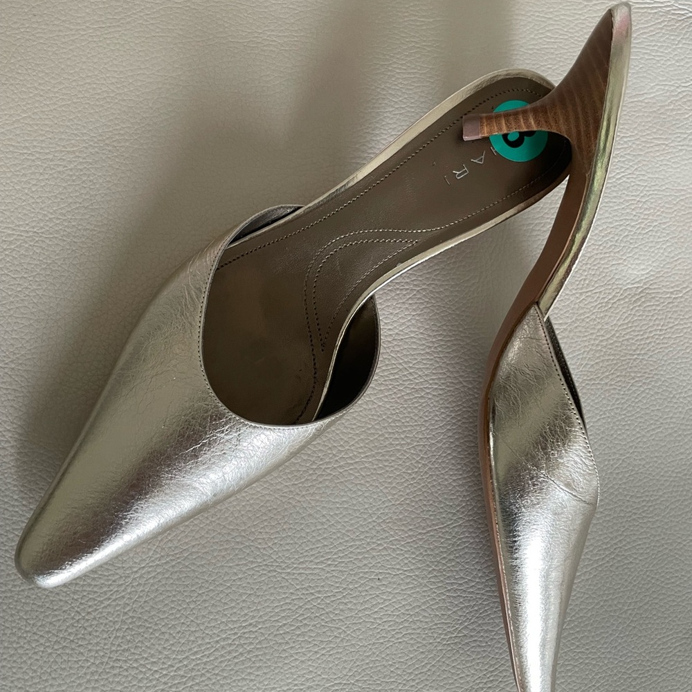 TAHARI. Metallic Silver Women's Mules